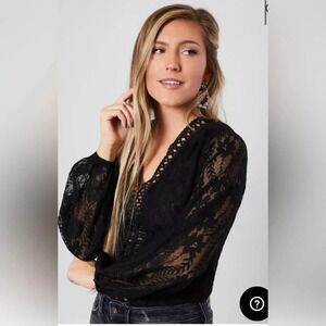 ✨ WILLOW ROOT Floral Lace Top NWT‎ Medium